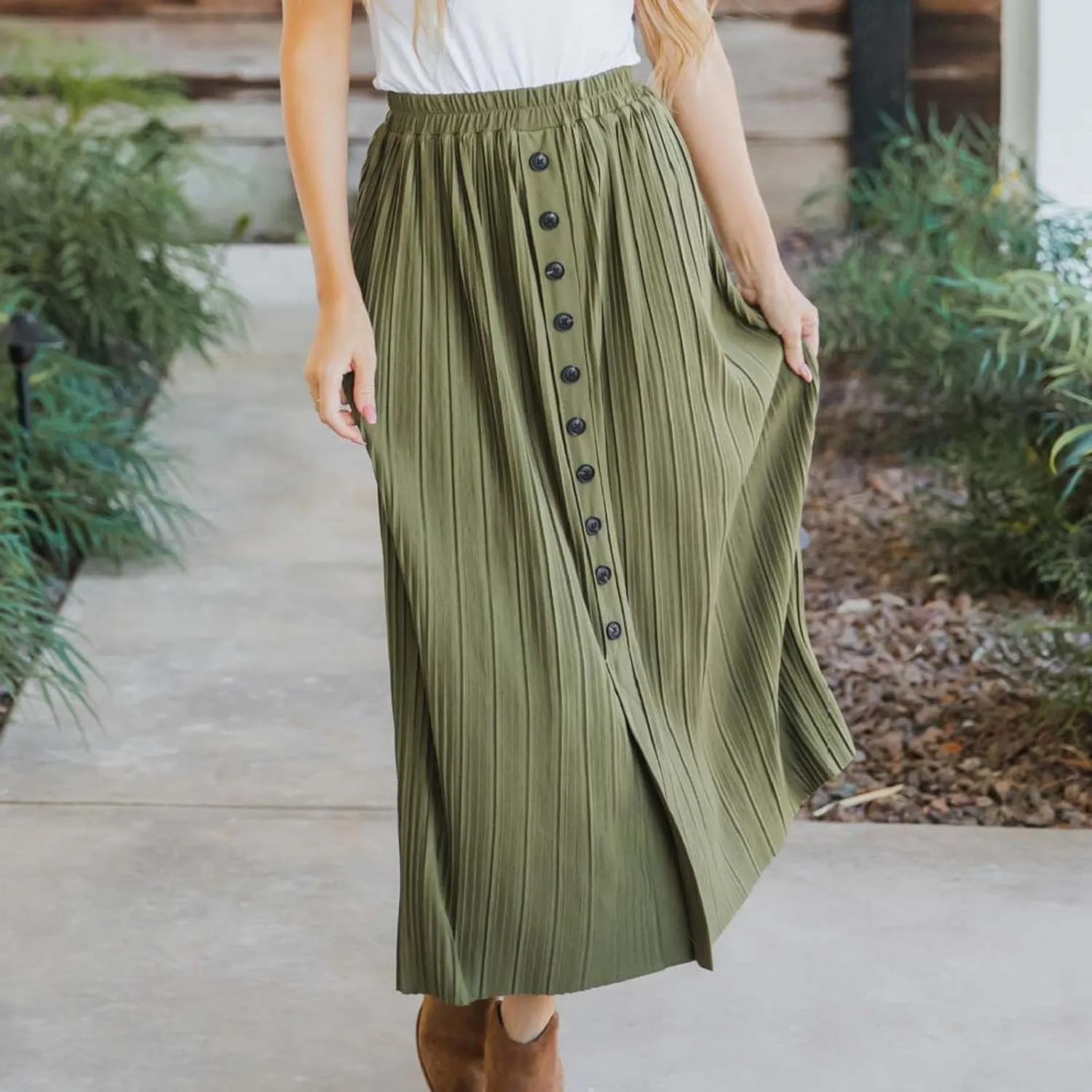 Women's Flowy Maxi Skirt 2025 Summer Pleated High Waisted Casual Long Skirts with Pockets Solid Color Button Dress