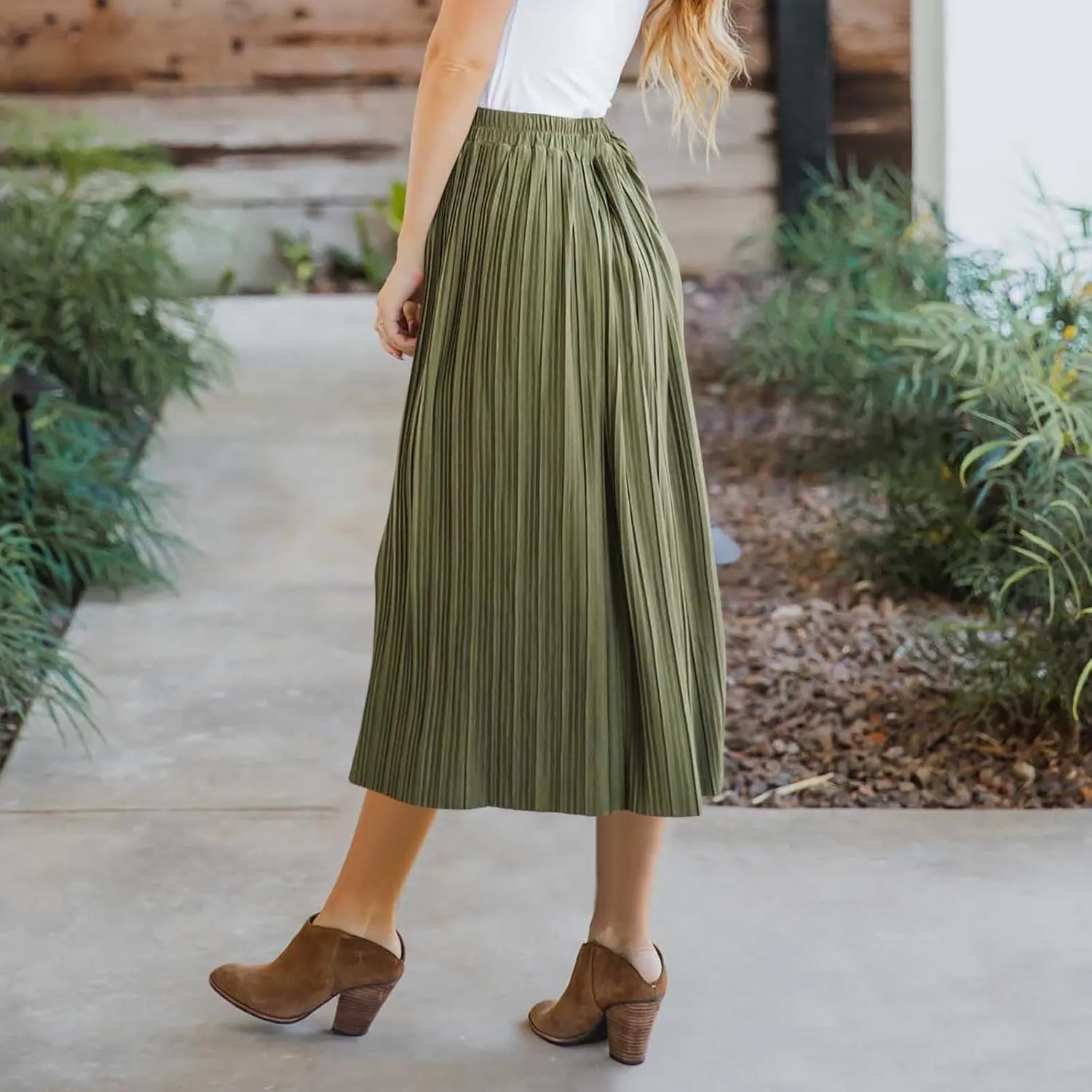 Women's Flowy Maxi Skirt 2025 Summer Pleated High Waisted Casual Long Skirts with Pockets Solid Color Button Dress