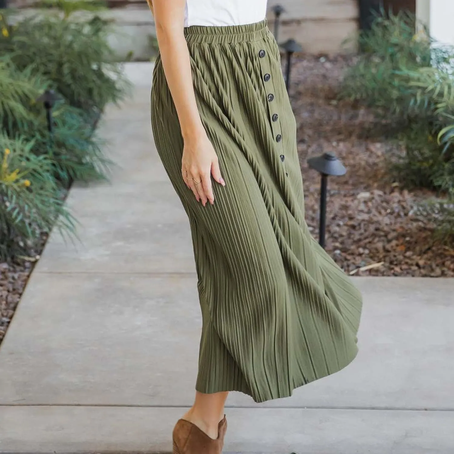Women's Flowy Maxi Skirt 2025 Summer Pleated High Waisted Casual Long Skirts with Pockets Solid Color Button Dress